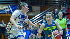 Gabriela Andlová (vpravo) z USK Praha útoí kolem Moniky Fuíkové z Chomutova.