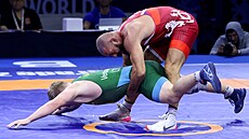 Artur Omarov (v �erveném) bojuje s Mindaugasem Venckaitisem z Litvy.