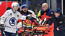 Adrián Hole�inský z Plzn� se lou�í se zran�ným spoluhrá�em Timem Söderlundem.