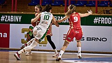 Eli�ka Hamzová (v bílém) ze �abin Brno se tla�í kolem Darie Dubniukové ze...