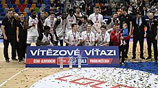 Nymburtí basketbalisté se radují z triumfu v esko-slovenském poháru.