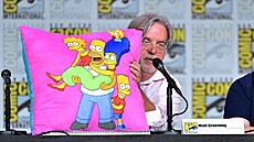 Scenárista Matt Groening s poltáem vyobrazujícím jeho ústední dílo na...