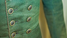 Detail zapínání muského kabátu redingotového typu