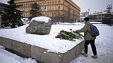 Lidé pokládají kvtiny k památníku v Moskv, aby uctili zesnulého opoziního...