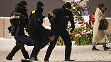 Ruská policie v Petrohradu zatkla muže za to, že k památníku položil květinu za...