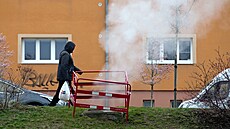 St�ídání mraz� a teplot nad nulou má za následek únik páry v Dlouhé ulici v...