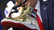 Donald Trump p�edstavil ve Filadelfii limitovanou edici zlatých tenisek. (17....