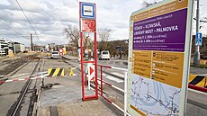 Kvli rekonstrukci Libeského mostu se na mostním tlese instaluje tramvajová...