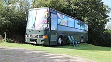 V anglickém Devonu si mete pronajmout jedinený barevný autobus s názvem...