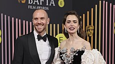Charlie McDowell a Lily Collinsová na udílení cen BAFTA (Londýn, 18. února 2024)