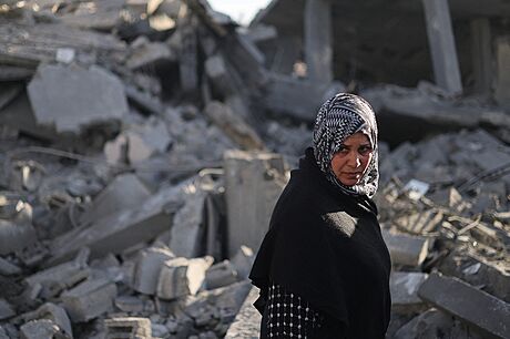 Palestinská ena na míst izraelského útoku na dm v Rafáhu na jihu Pásma Gazy...