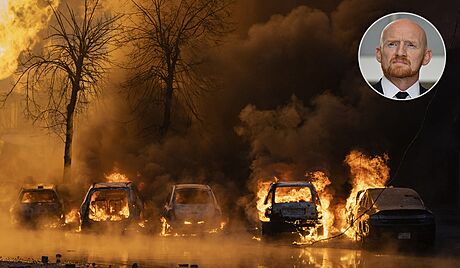 Hoící automobily po ruském raketovém útoku na Kyjev (2. ledna 2024)
