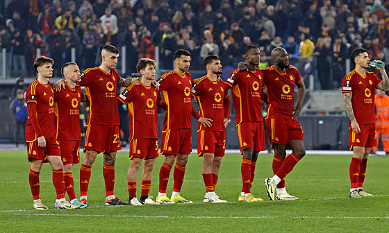 Fotbalisté AS �ím pro�ívají penaltový rozst�el.