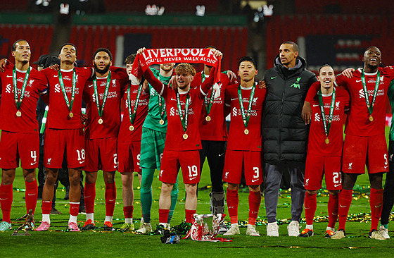 Liverpooltí fotbalisté oslavují vítzství v anglickém Ligovém poháru.