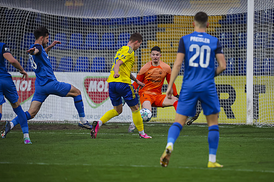 Tomá Schánlec ze Zlína dává gól Liberci ve tvrtfinále domácího poháru.
