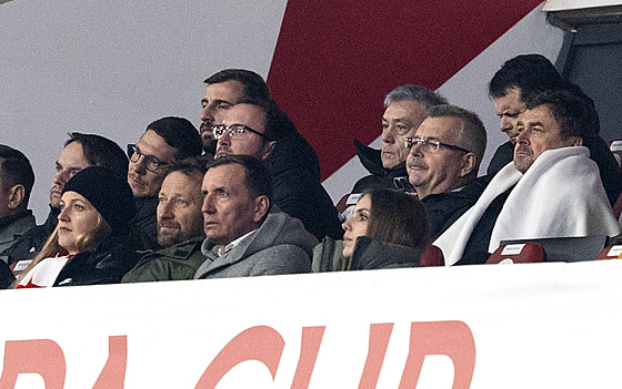 Vedení Slavie v lói. Mezi sedícími zprava pedseda dozorí rady a majitel...