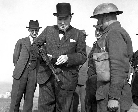 Slavní snímek z 31. ervence 1940, na kterém Churchill pózuje se samopalem...