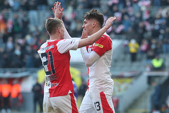 Slávistický úto�ník Mojmír Chytil (vpravo) oslavuje s Davidem Doud�rou sv�j gól.