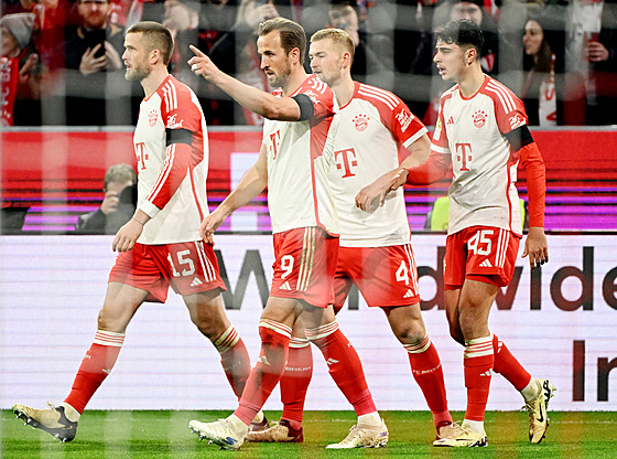 Útoník Harry Kane oslavuje svj gól se svými spoluhrái z Bayernu Mnichov.