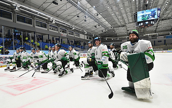 Boleslavtí hokejisté s fanouky slaví záchranu v extralize.