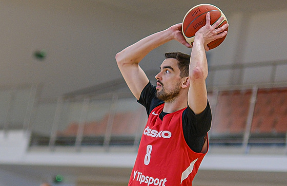 Basketbalista Tomá� Satoranský na tréninku �eské reprezentace p�ed kvalifikací...