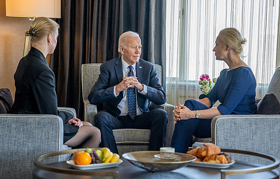 Americký prezident Joe Biden hovoí s manelkou a dcerou Alexeje Navalného,...