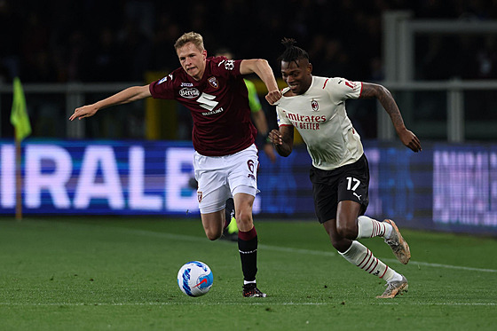 �eský obránce David Zima v dresu Turína se sna�í zastavit hv�zdného Leaa z AC...