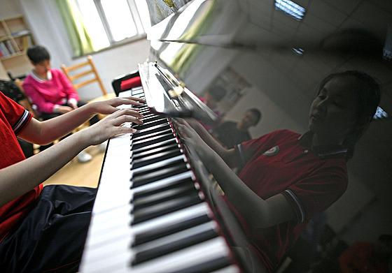 Jedna ze studentek absolvujících klavírní lekce v Jin-chuanu (16. bezna 2022)