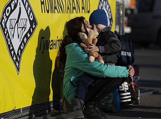 Pomoc na slovensko-ukrajinských hranicích krátce po za�átku ruské agrese proti...