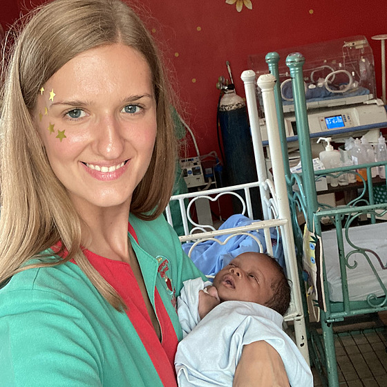 Dobrovolnice Hana Martinková nabídla svou pomoc pi práci v nemocnici ve...