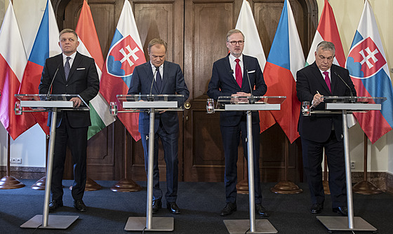 Setkání lídr V4. Zleva Robert Fico, Donald Tusk, Petr Fiala a Viktor Orbán....