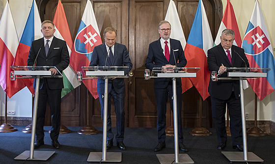 Setkání lídrů V4. Zleva Robert Fico, Donald Tusk, Petr Fiala a Viktor Orbán....