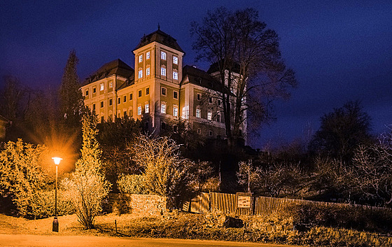 Zámek ve Vali s osvtlením nkterých místností, které nahradilo venkovní...