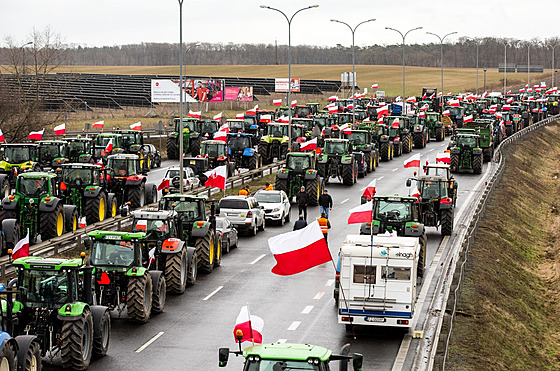Pol�tí farmá�i se svými traktory a vozidly blokují b�hem demonstrace rychlostní...