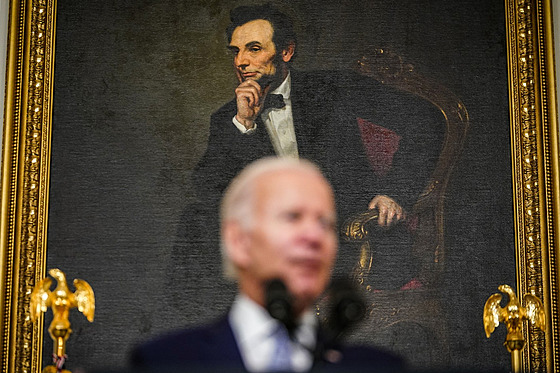 Americký prezident Joe Biden ped portrétem Abrahma Lincolna v pracovn Bílého...
