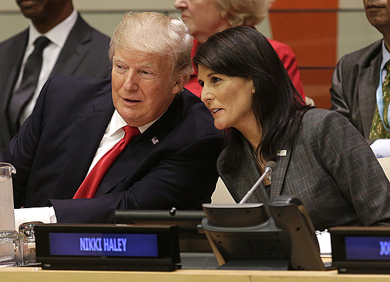 Bývalý prezident Donald Trump a Nikki Haleyová (18. záí 2018)
