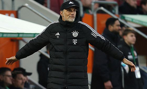 Kou fotbalist Bayernu Mnichov Thomas Tuchel sleduje své svence.