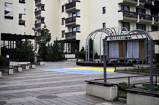 Aktivisté ze skupiny Kaputin namalovali 23. února 2024 ukrajinskou vlajku na...