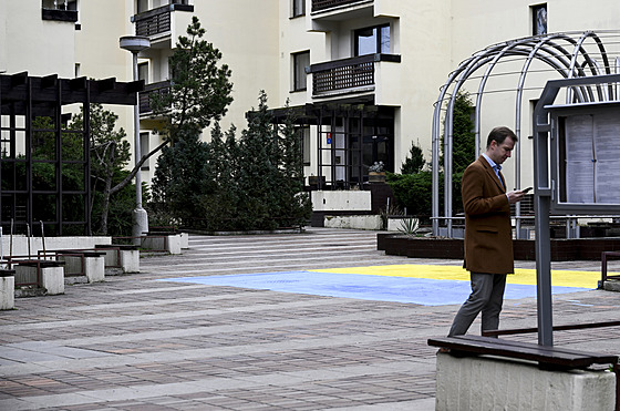 Aktivisté ze skupiny Kaputin namalovali 23. února 2024 ukrajinskou vlajku na...