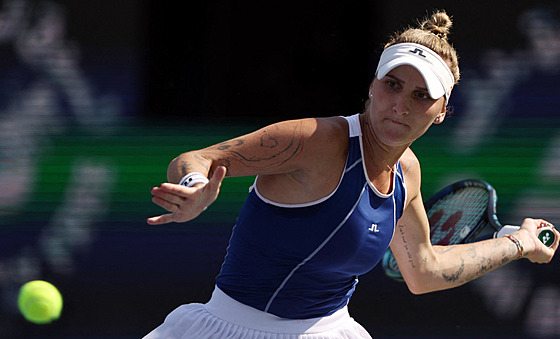 eská tenistka Markéta Vondrouová v duelu s Rumunkou Soranou Cirsteaovou ve...