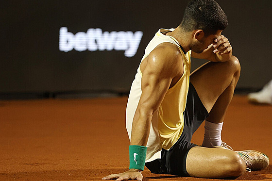PROBLÉMY V RIU: Zranný Carlos Alcaraz zápasí s bolestí.