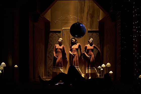 Anna Kameníková, Kate�ina Císa�ová a Johana Matou�ková v p�edstavení Uvnit�...