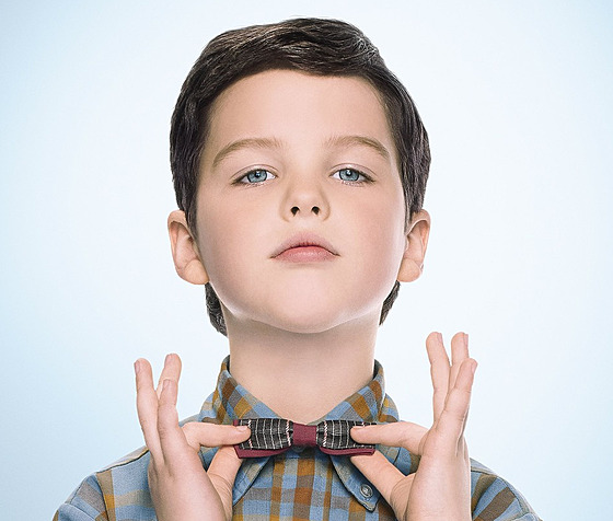 Iain Armitage na plakátu k seriálu Malý Sheldon