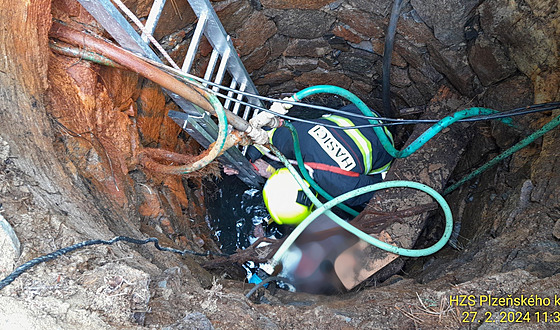 Star�í mu� opravoval ve studni potrubí a nemohl sám vylézt nahoru. Pomoct mu...