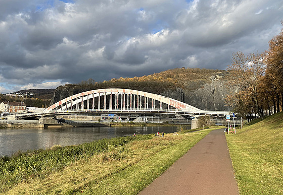 Po zrekonstruovaném most by se mlo jezdit v íjnu 2026.