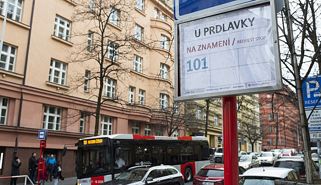 Povinné mačkání tlačítka. Všechny pražské zastávky autobusů mají být na znamení