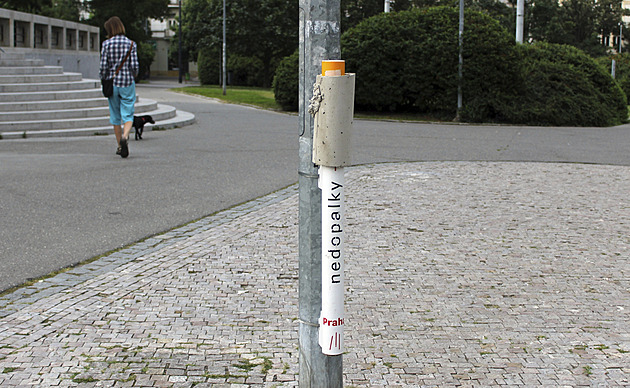 Nedopalkové trápení. Cigaret na ulici neubývá ani přes zákazy a speciální koše