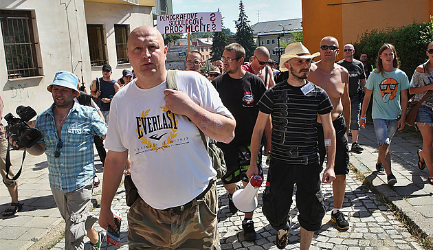 Roky vyhrožoval Romům i gayům. Kdo je muž, který chtěl vzít samopal na vládu