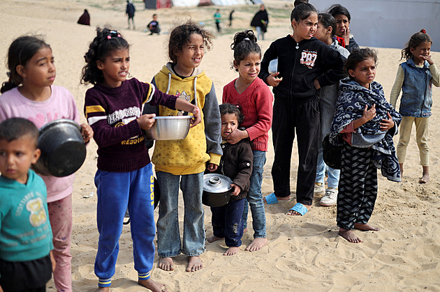 Izrael zaútočil na lidi čekající na pomoc, tvrdí Palestinci. Strkanice, míní armáda