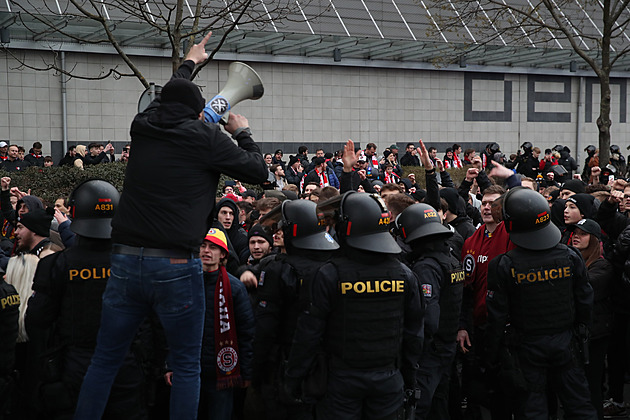 Sparťanští fanoušci dorazili na pohárové derby pochodem. Cestu hlídali policisté
